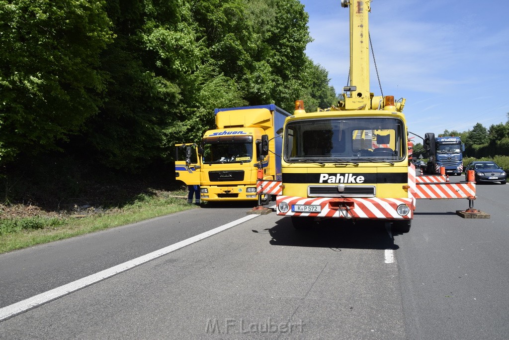 LKW in Boeschung A 3 Rich Frankfurt Hoehe Roesrath Lohmar P217.JPG - Miklos Laubert